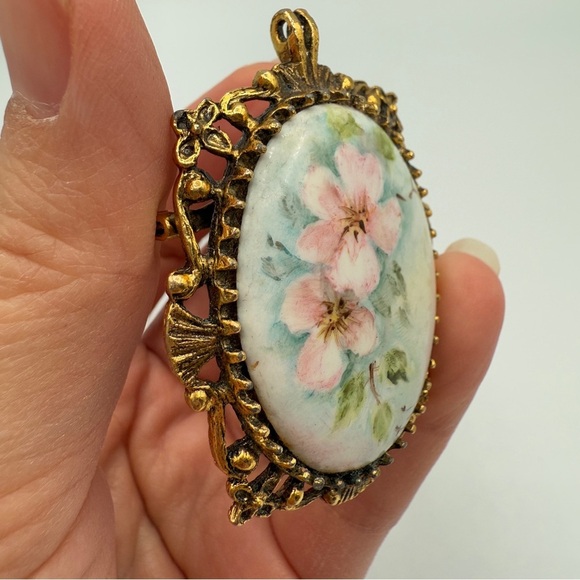 Handpainted Floral Victorian Style Gold tone Vintage Ceramic Pendant / Brooch - Picture 7 of 14